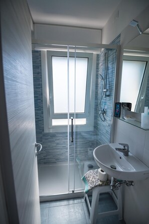 Shower, free toiletries, hair dryer - Hotel Jesolo Sand (Jesolo)