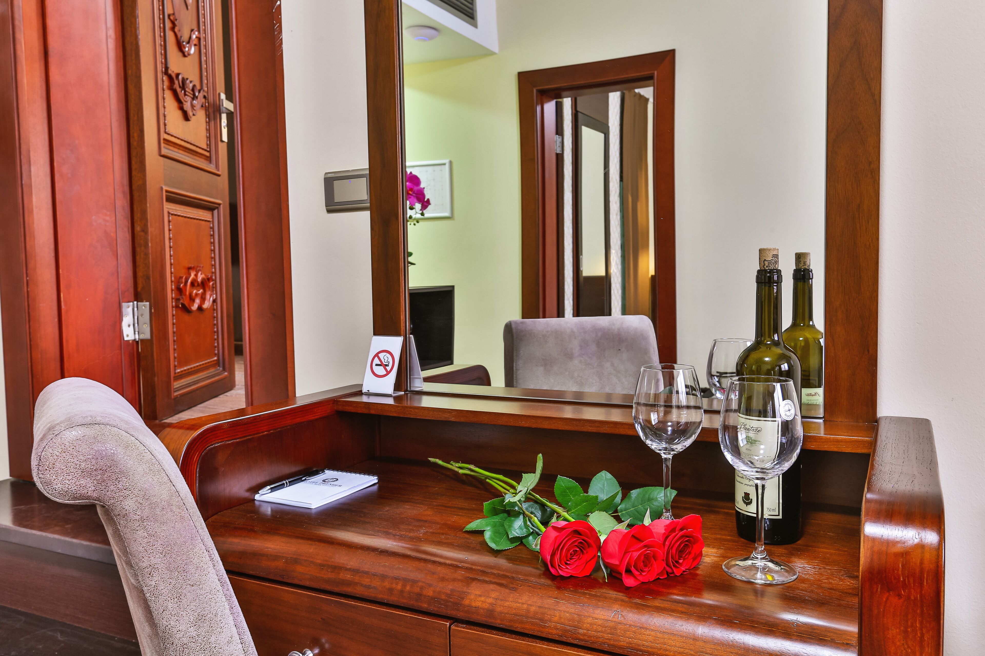 family suite, 2 bedrooms | living area | fireplace