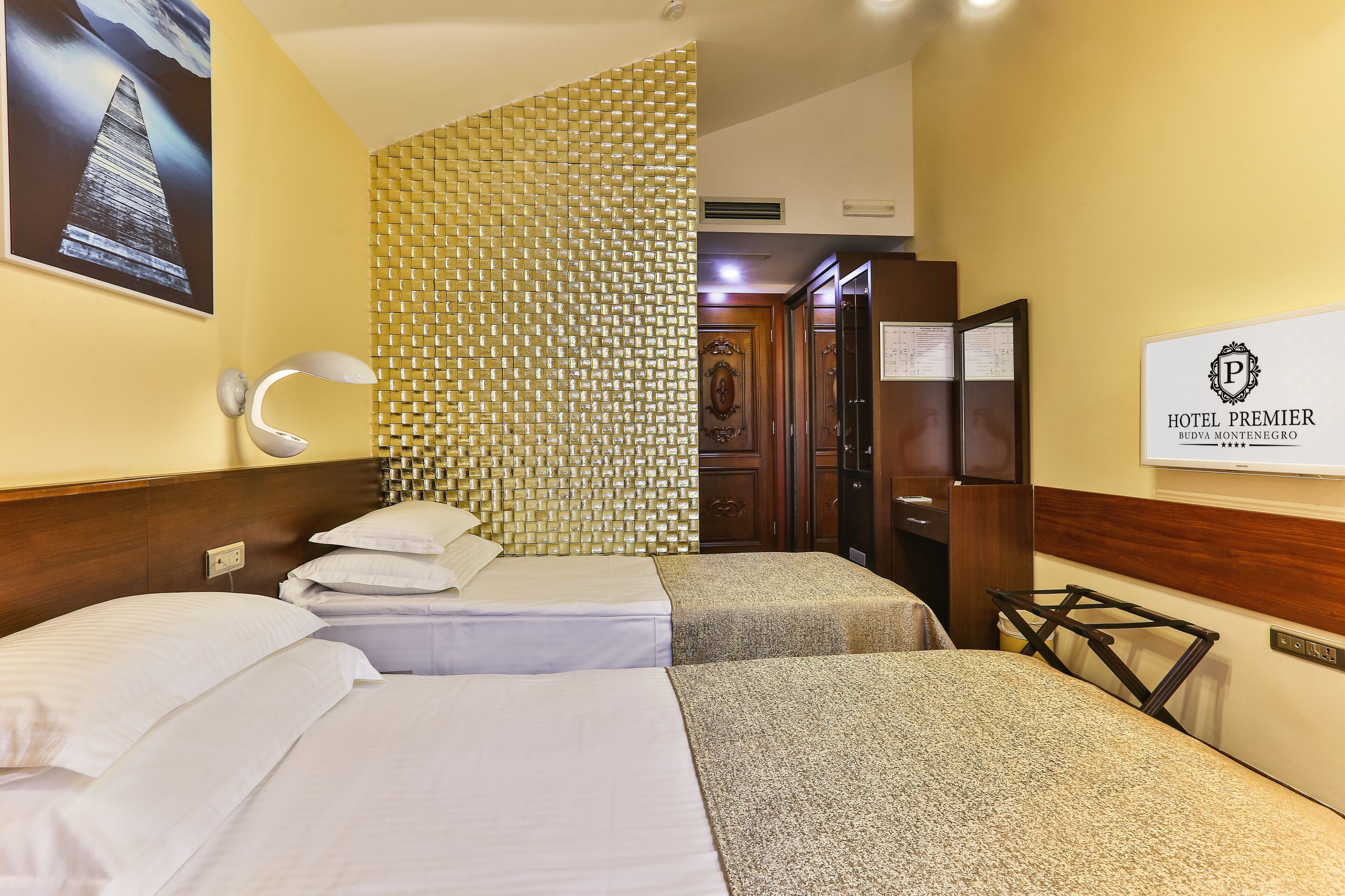 standard twin room | minibar, in-room safe, soundproofing, iron/ironing board