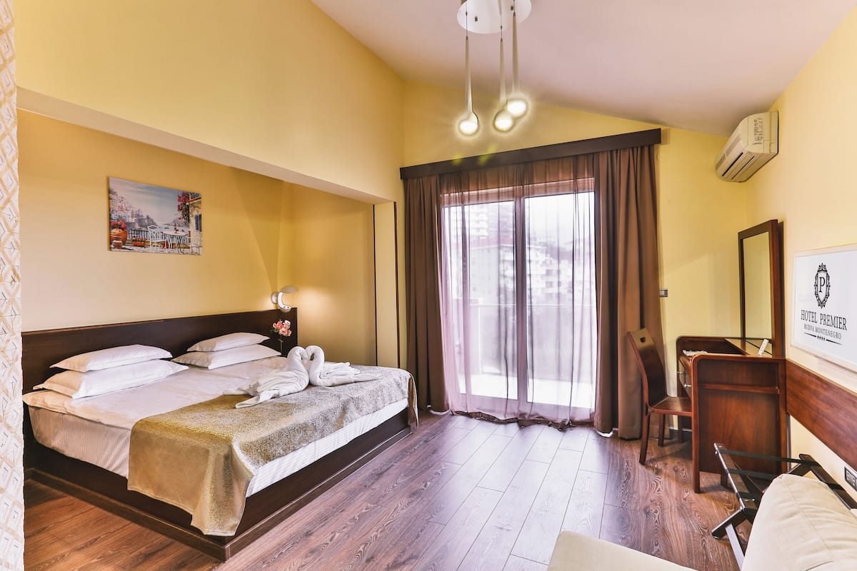 Een minibar, een kluis op de kamer, geluiddichte muren