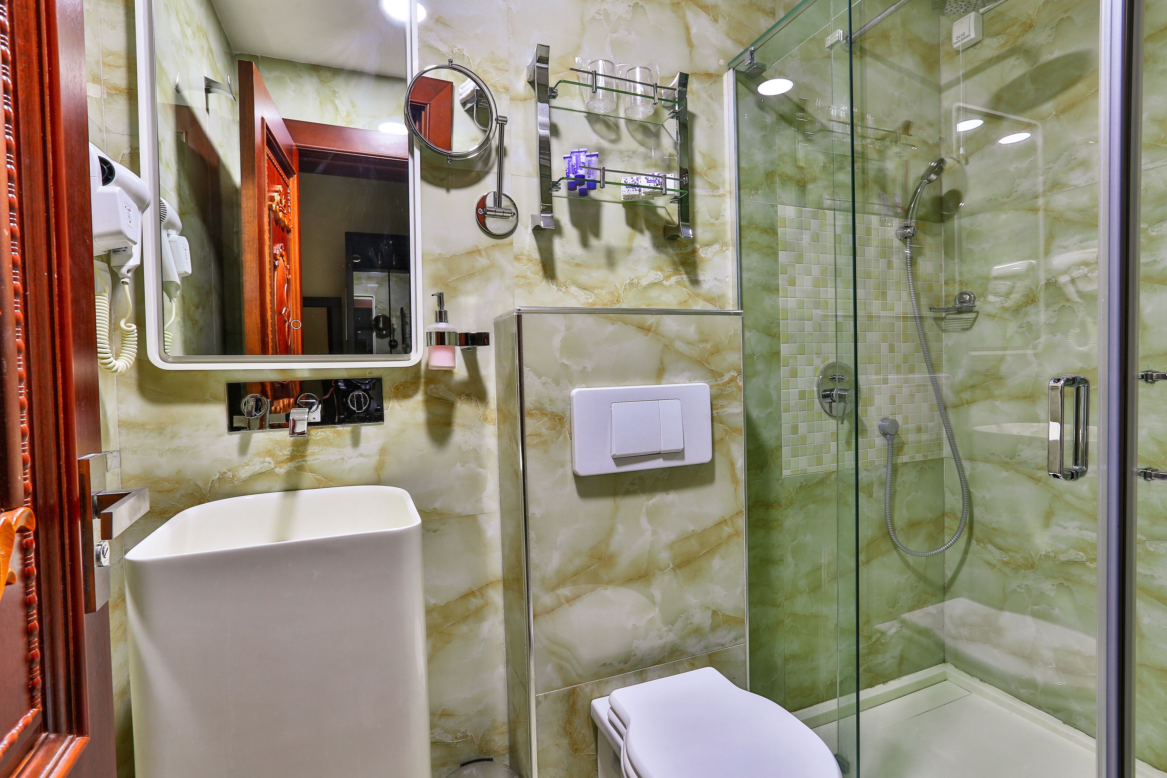 family suite, 2 bedrooms | bathroom | shower, free toiletries, bathrobes, slippers