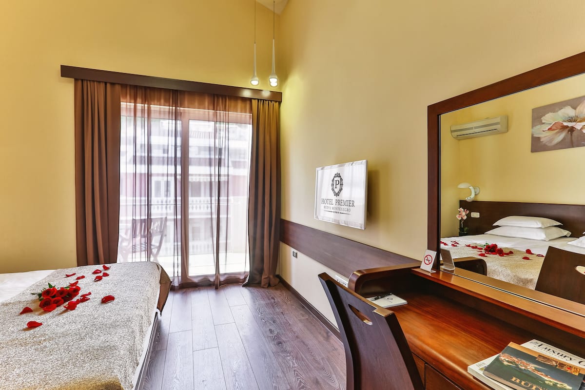 standard double room | minibar, in-room safe, soundproofing, iron/ironing board