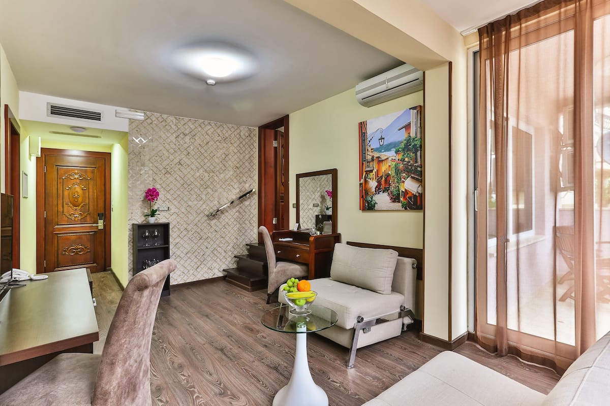 family suite, 2 bedrooms | living area | fireplace