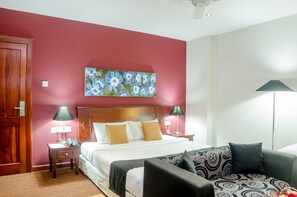 Deluxe Triple Room | Premium bedding, in-room safe, desk, iron/ironing board - OYO 227 Opulent River Face Hotel (Sri Jayawardenepura Kotte)