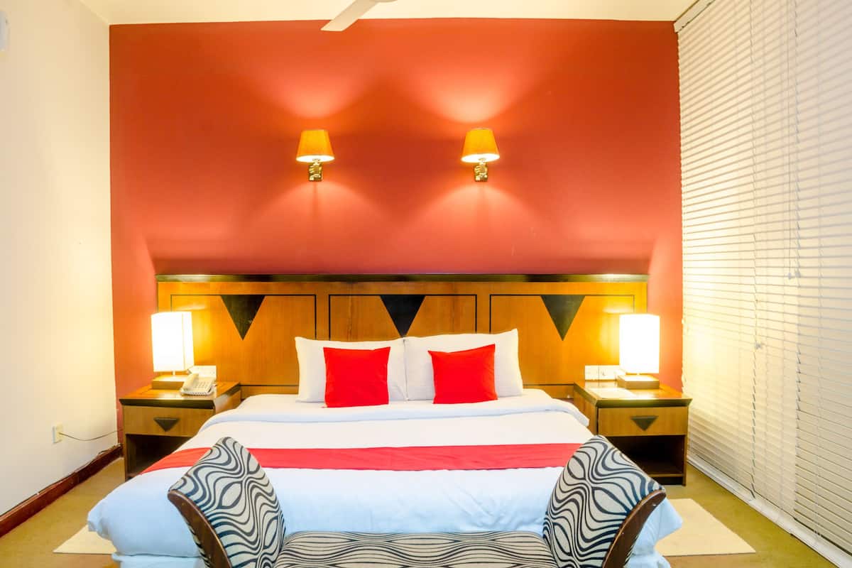 Superior Double Room | Peralatan tempat tidur premium, peti besi dalam bilik, meja