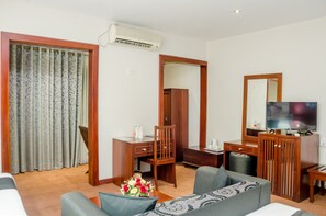 Premium bedding, in-room safe, desk, iron/ironing board - OYO 227 Opulent River Face Hotel (Sri Jayawardenepura Kotte)