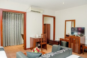 Habitación triple Deluxe | Ropa de cama de alta calidad, caja fuerte, escritorio