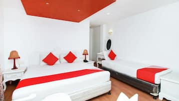 Familjerum för fyra - utsikt mot trädgården | Sängtillbehör av högsta kvalitet och värdeförvaringsskåp på rummet