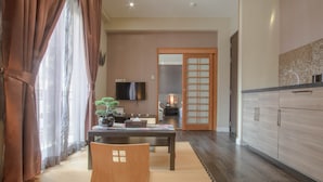 Japanese Style Suite | Dundyner, minibar, blendingsgardiner og lydisolert