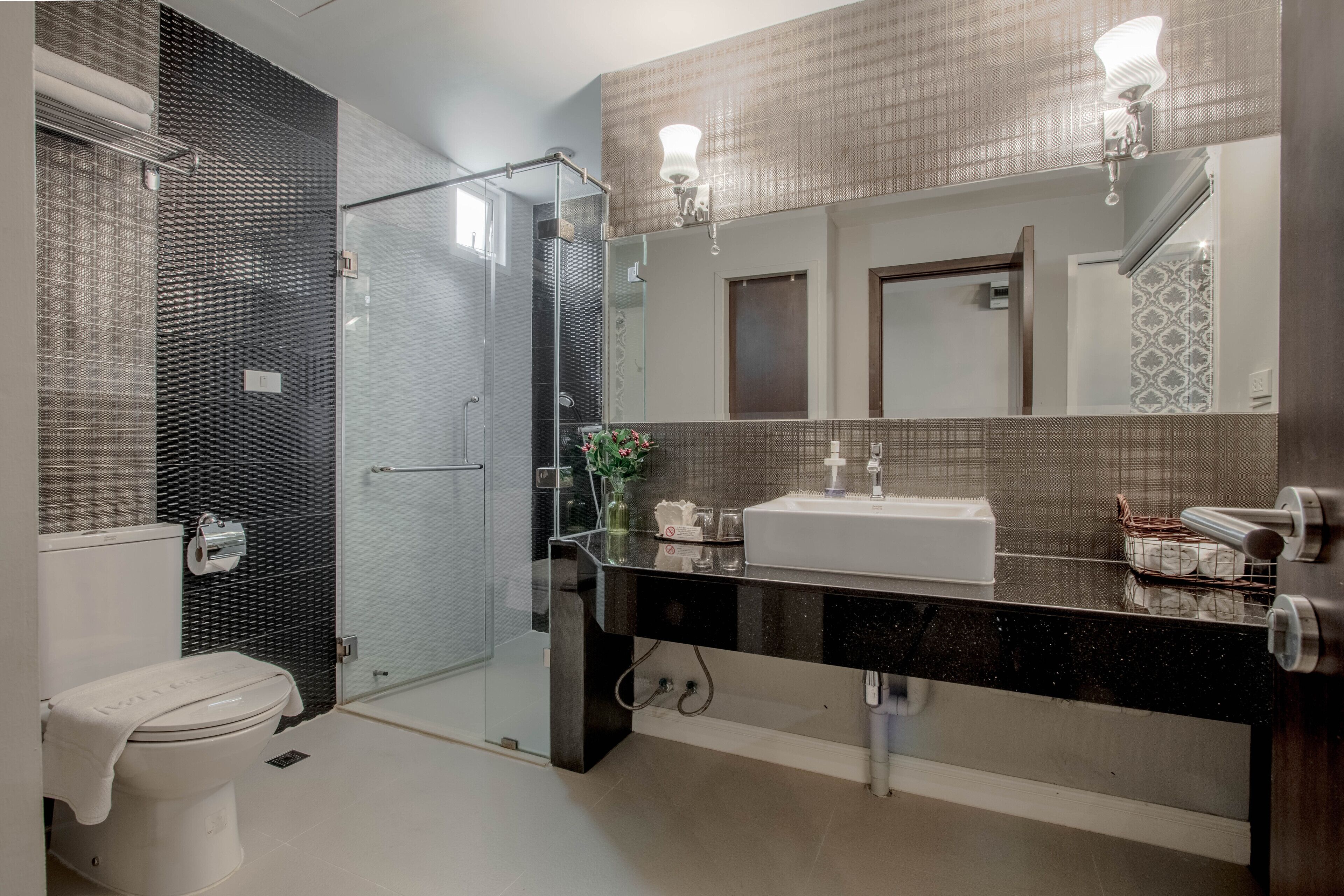 Luxury King Room | Phòng tắm | Buồng tắm vòi sen, đồ dùng nhà tắm miễn phí, máy sấy tóc 