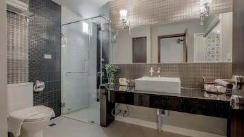 Luxury King Room | Phòng tắm | Buồng tắm vòi sen, đồ dùng nhà tắm miễn phí, máy sấy tóc