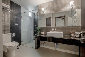 Luxury King Room | Badkamer | Een douche, gratis toiletartikelen, een haardroger, een bidet