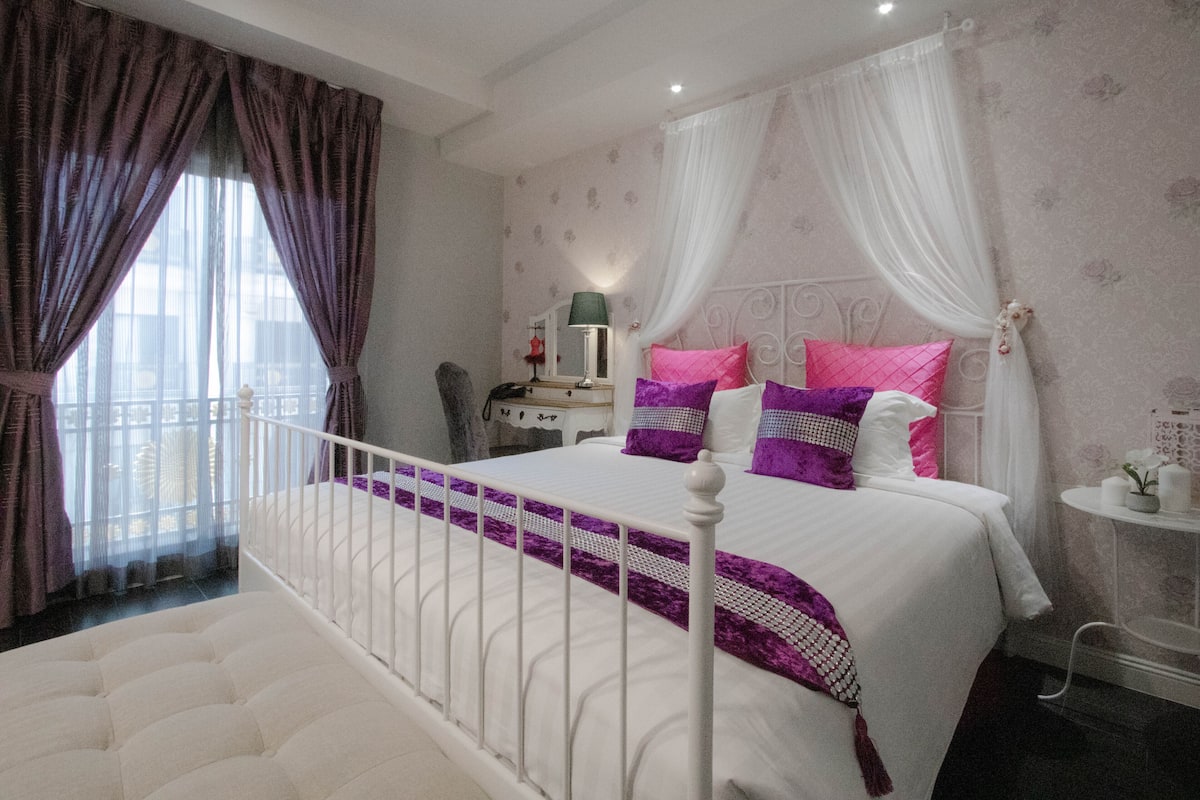 Selimut bulu angsa, minibar, tirai kedap cahaya, dan kedap suara