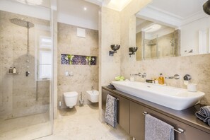 Deluxe Suite (DS) | Bathroom | Free toiletries, hair dryer, bathrobes, towels - Residence Wollzeile (Vienna)