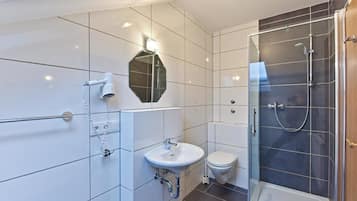 Triple Room | Bathroom | Shower, free toiletries, hair dryer, towels