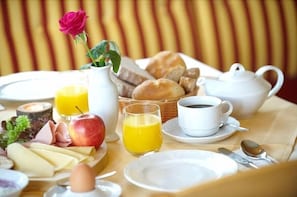 Kontinental frukost varje dag (EUR 7 per person)