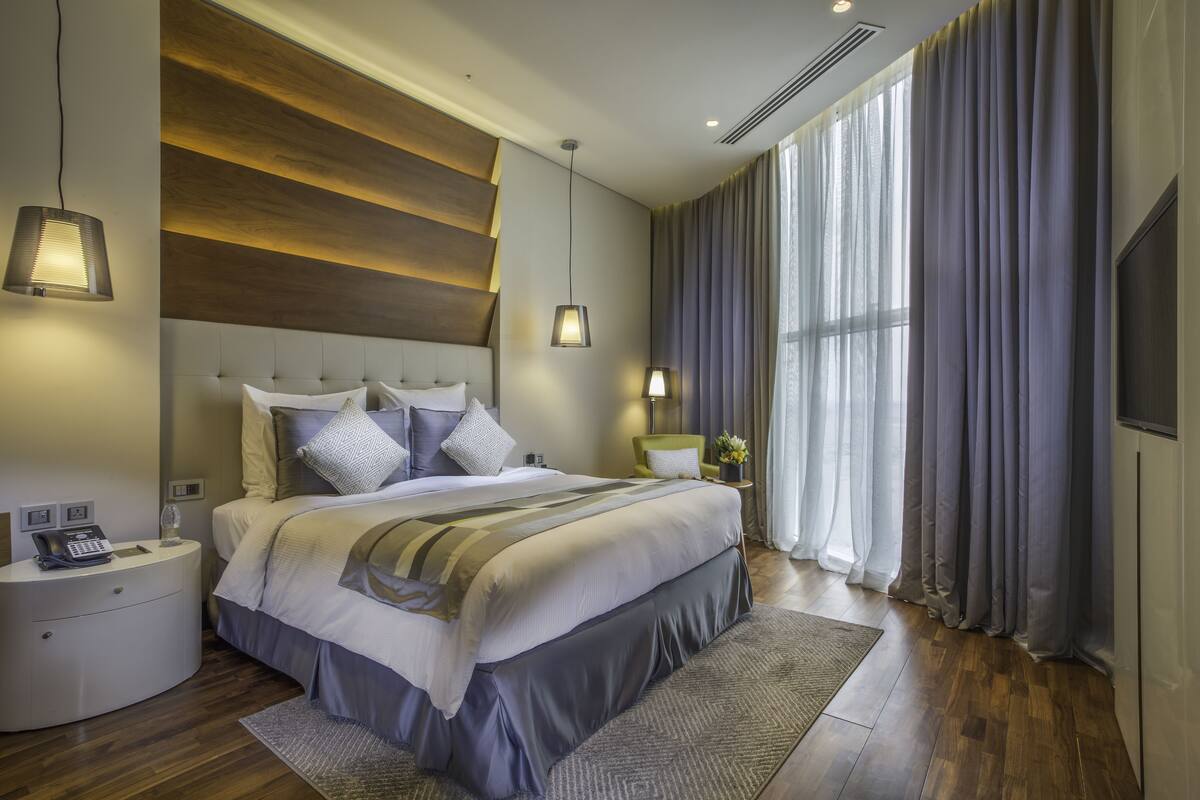 junior suite, 1 bedroom | minibar, in-room safe, desk, blackout curtains