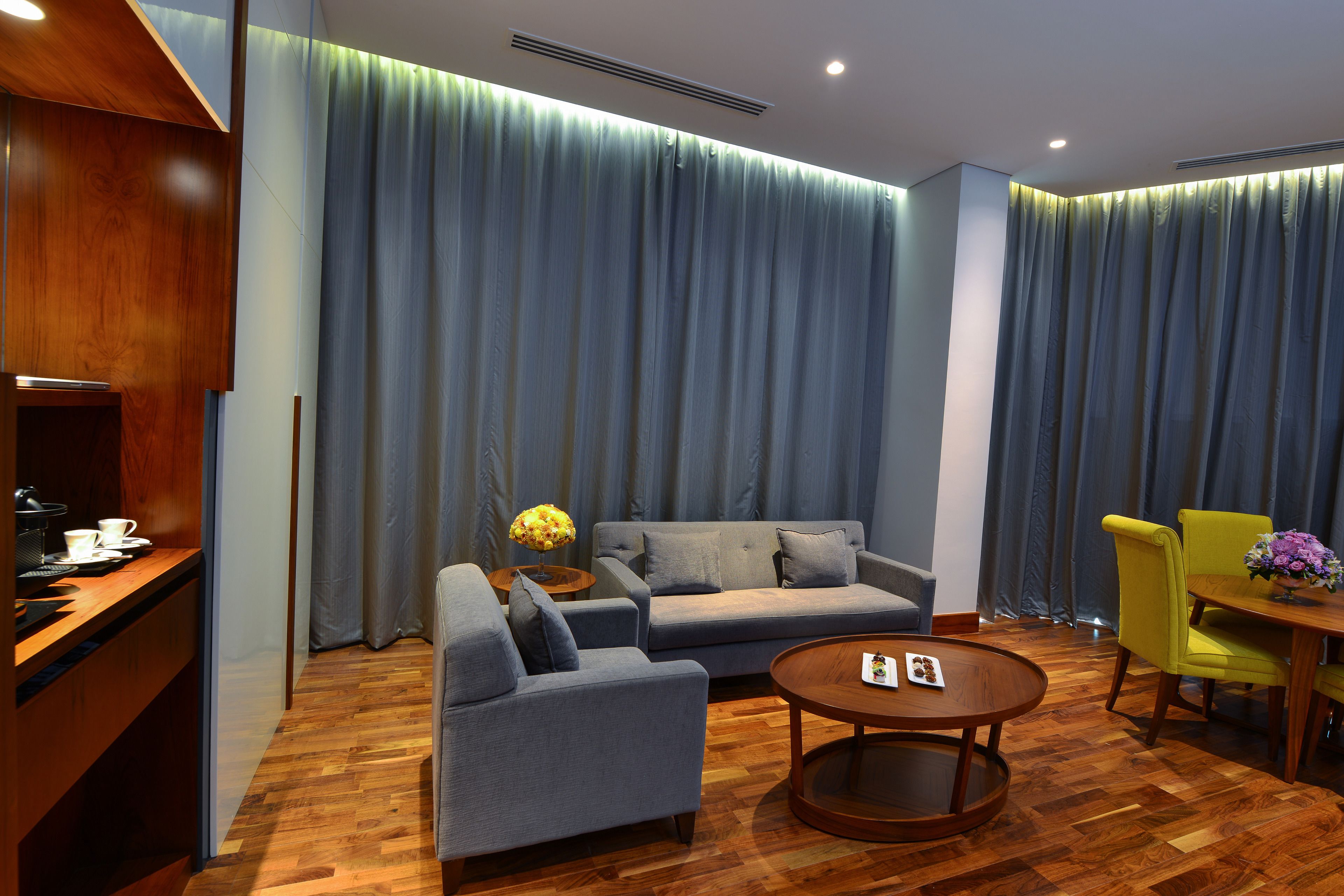 executive suite, 1 bedroom | living room | 40-inch tv with satellite channels, pay films