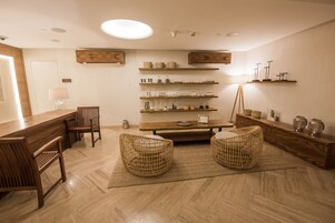 40-英寸电视 （配备卫星频道）、收费电影