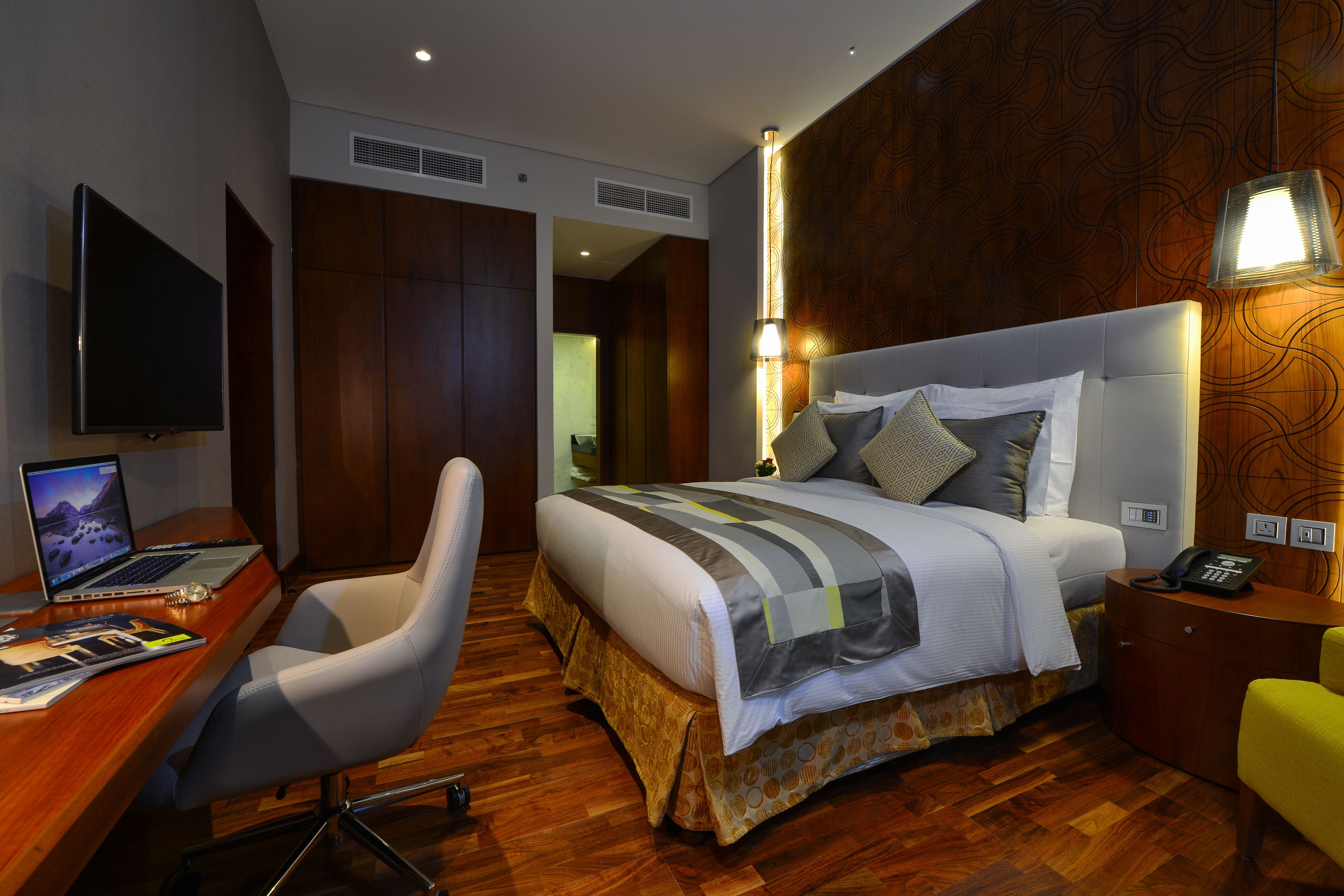 executive suite, 1 bedroom | minibar, in-room safe, desk, blackout curtains