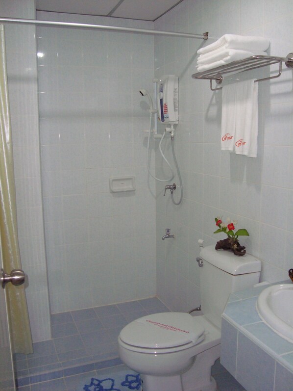 A bathroom with a toilet, shower, and sink. - Cosy Place Hatyai (Hat Yai)