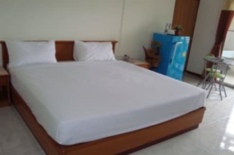 Standard Back Side Room | 迷你吧、办公桌、遮光窗帘、免费 WiFi