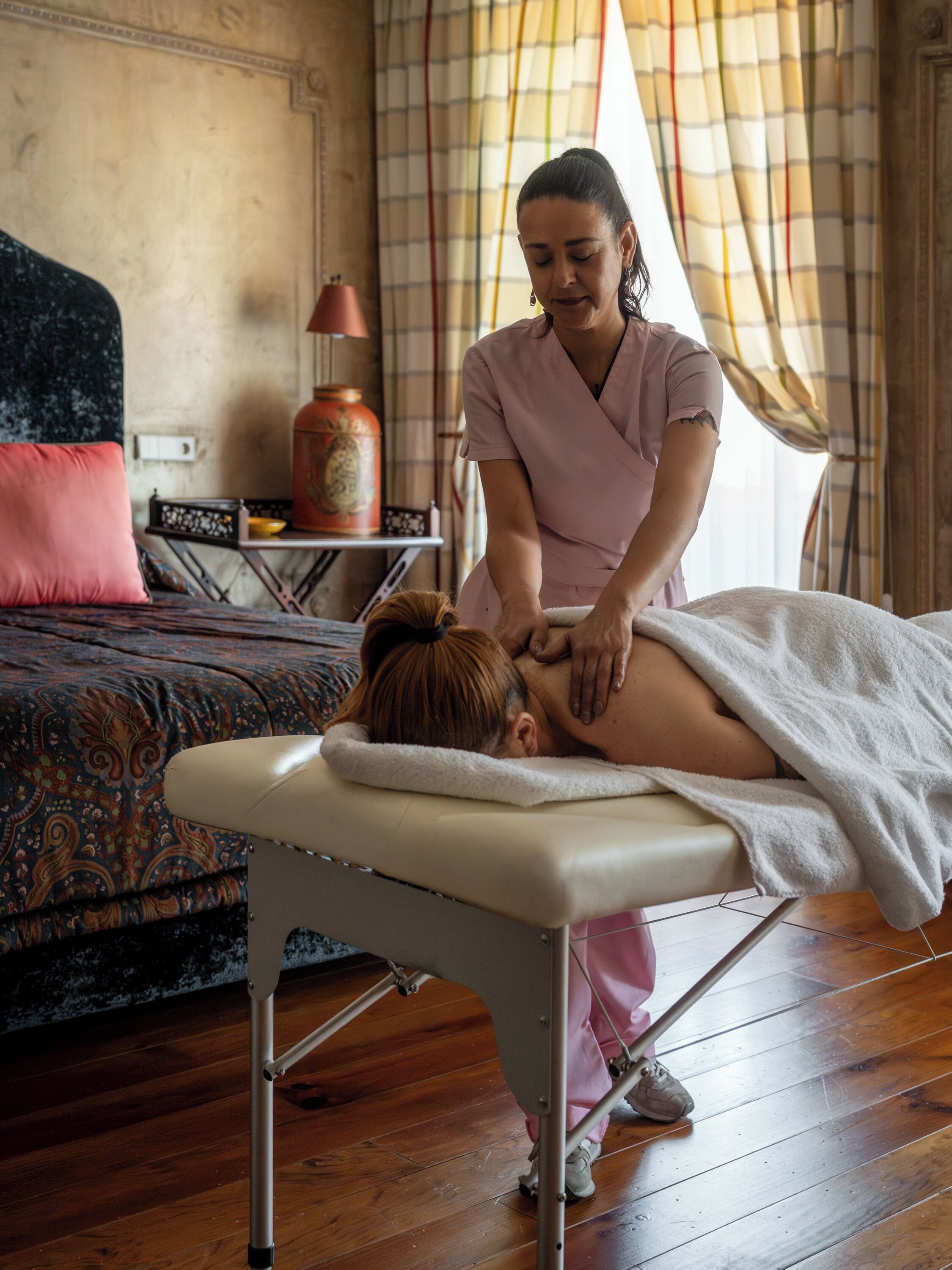 Trị liệu toàn thân, liệu pháp hương thơm, massage đá nóng 