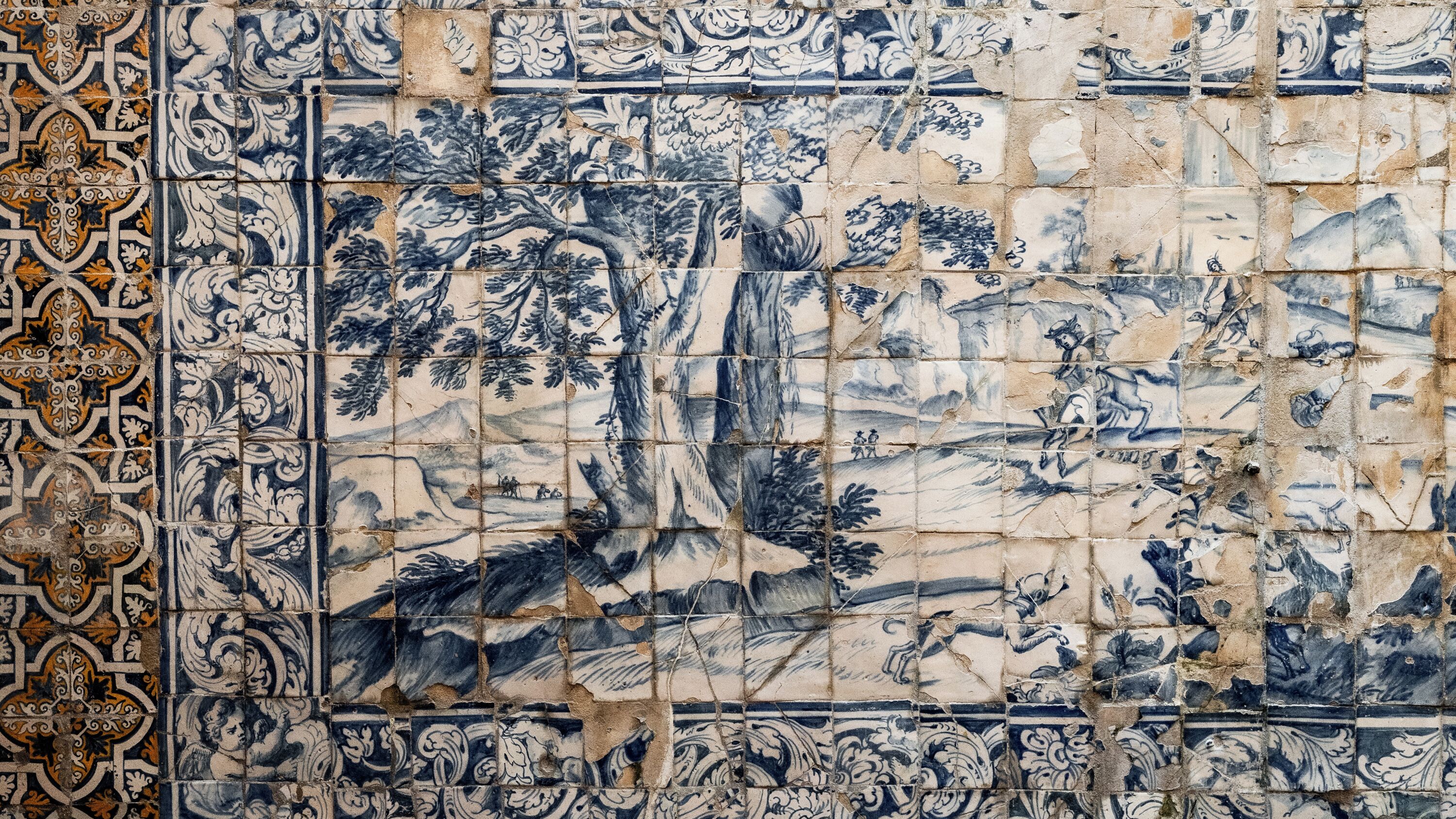 Ein detailreiches Mosaik mit aufwendigen Mustern und Figuren, vermutlich Teil einer historischen oder kulturellen Stätte.