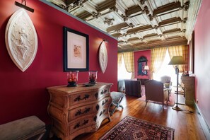 Suite, byutsikt | Oppholdsområde | Flatskjerm-TV og bøker