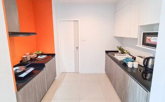 One Bedroom Apartment  | 私人厨房 | 大冰箱、微波炉、茶具/咖啡用具、电热水壶