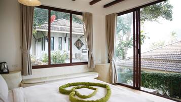Quarto casal luxo, 1 cama Queen, para não fumantes, vista para o jardim | Vista do quarto
