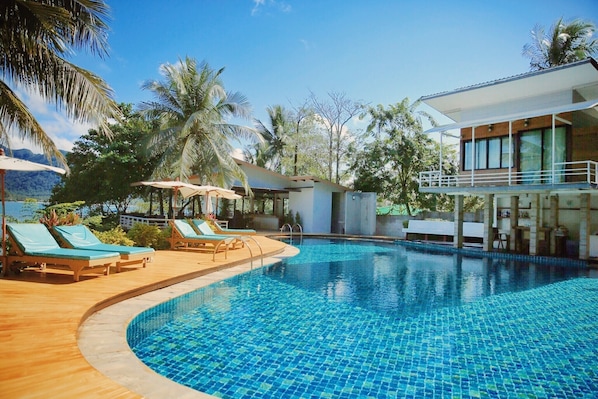 Beach nearby - Resolution Resort (Ko Chang)