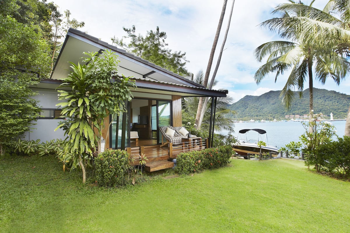 Super Deluxe Beach Front | Free minibar, in-room safe, desk, blackout drapes