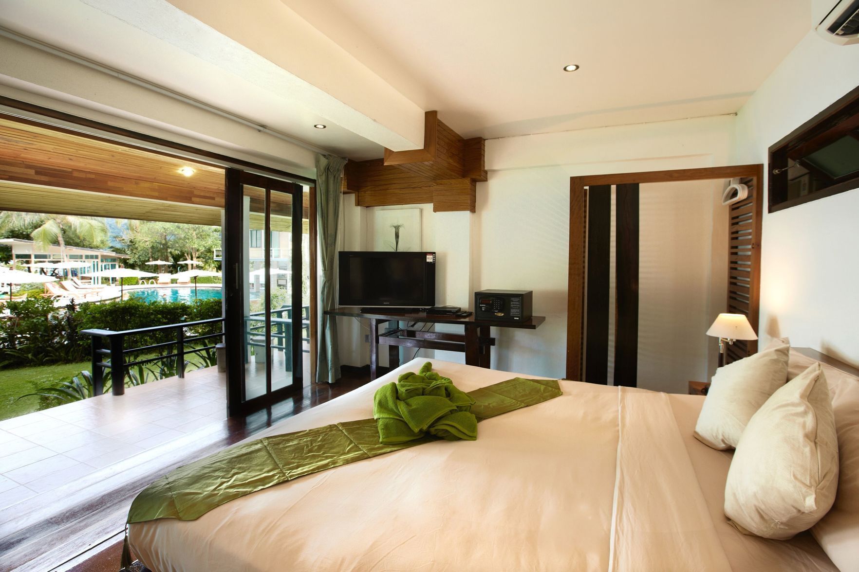 Free minibar, in-room safe, desk, blackout drapes