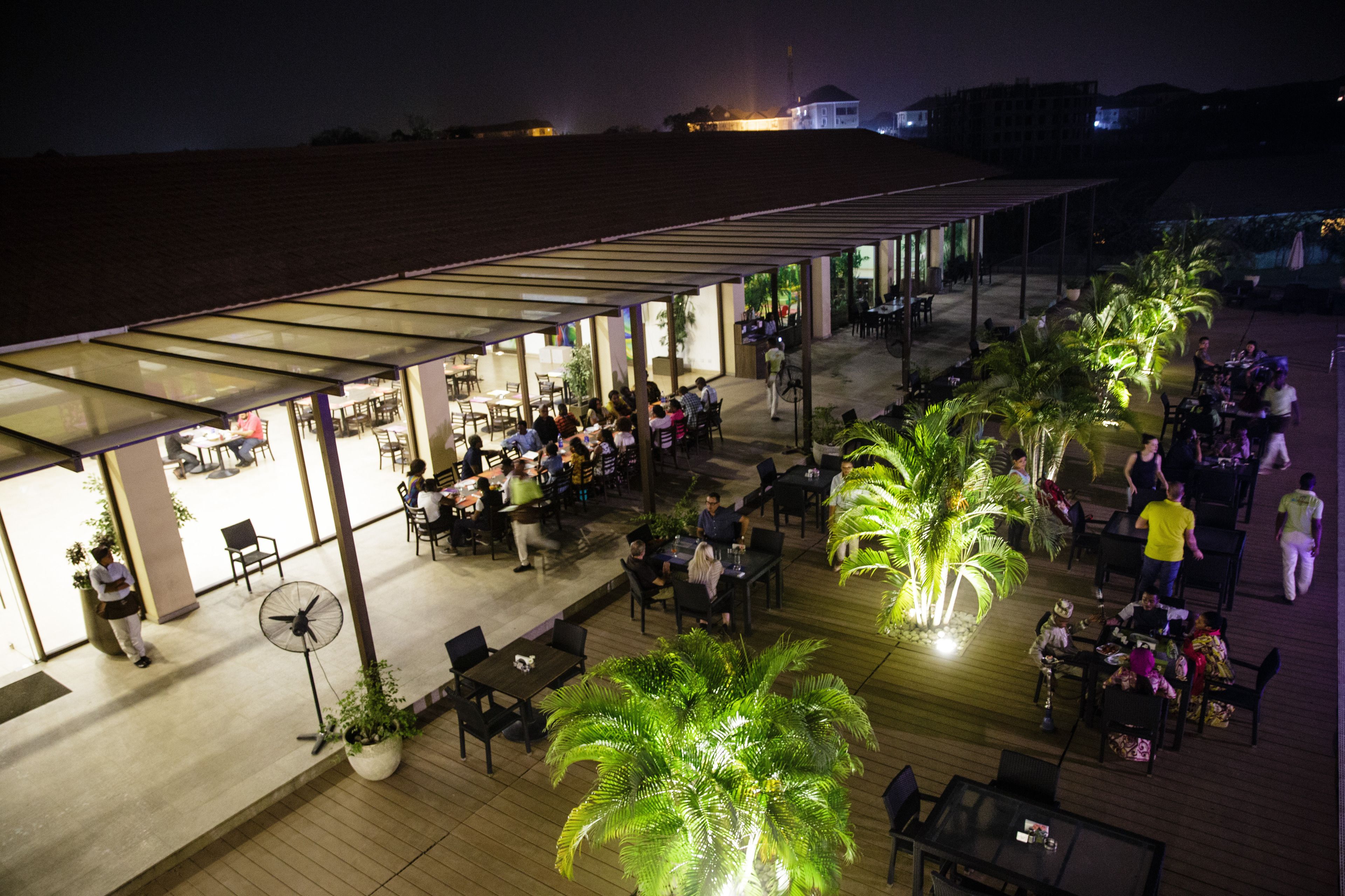 供应早餐、午餐和晚餐，国际美食
