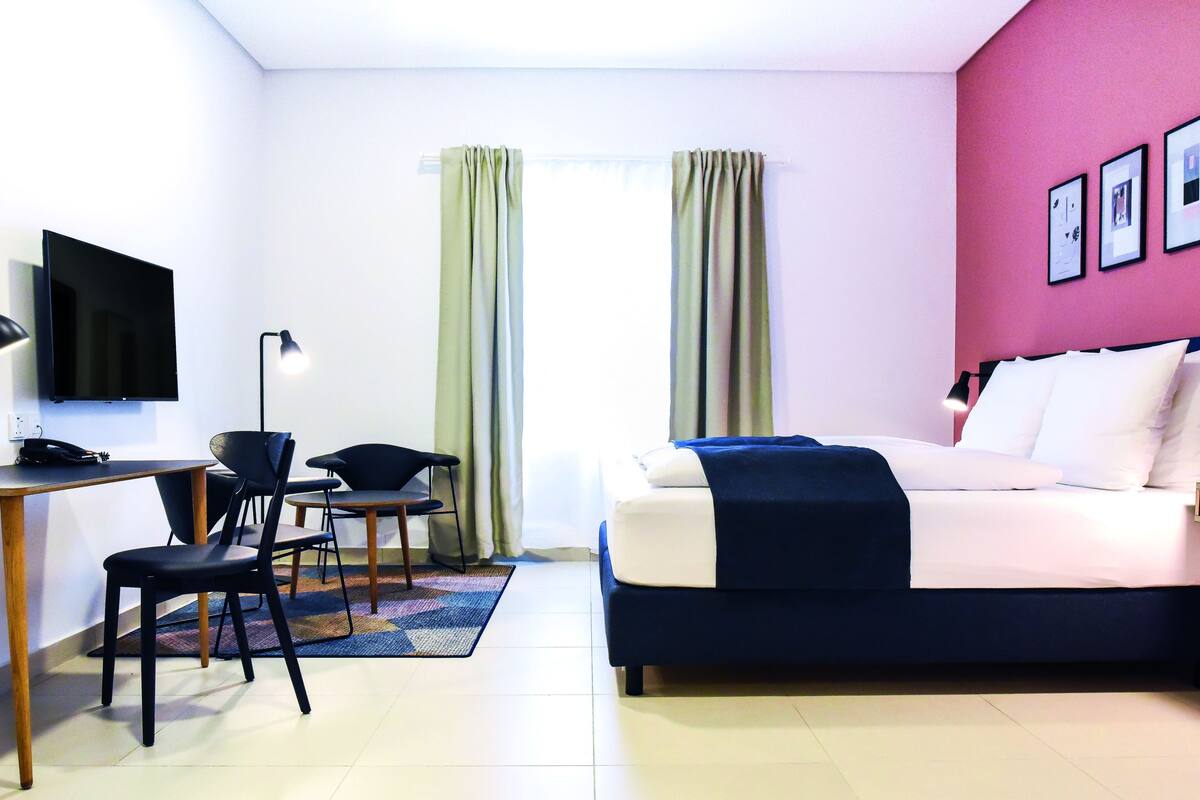 Habitación Deluxe (non-smoking) | Minibar, caja fuerte, escritorio y espacio para trabajar con un portátil