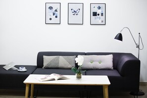 Nordic Suite (non-smoking) | Zona de estar | Una televisión LED