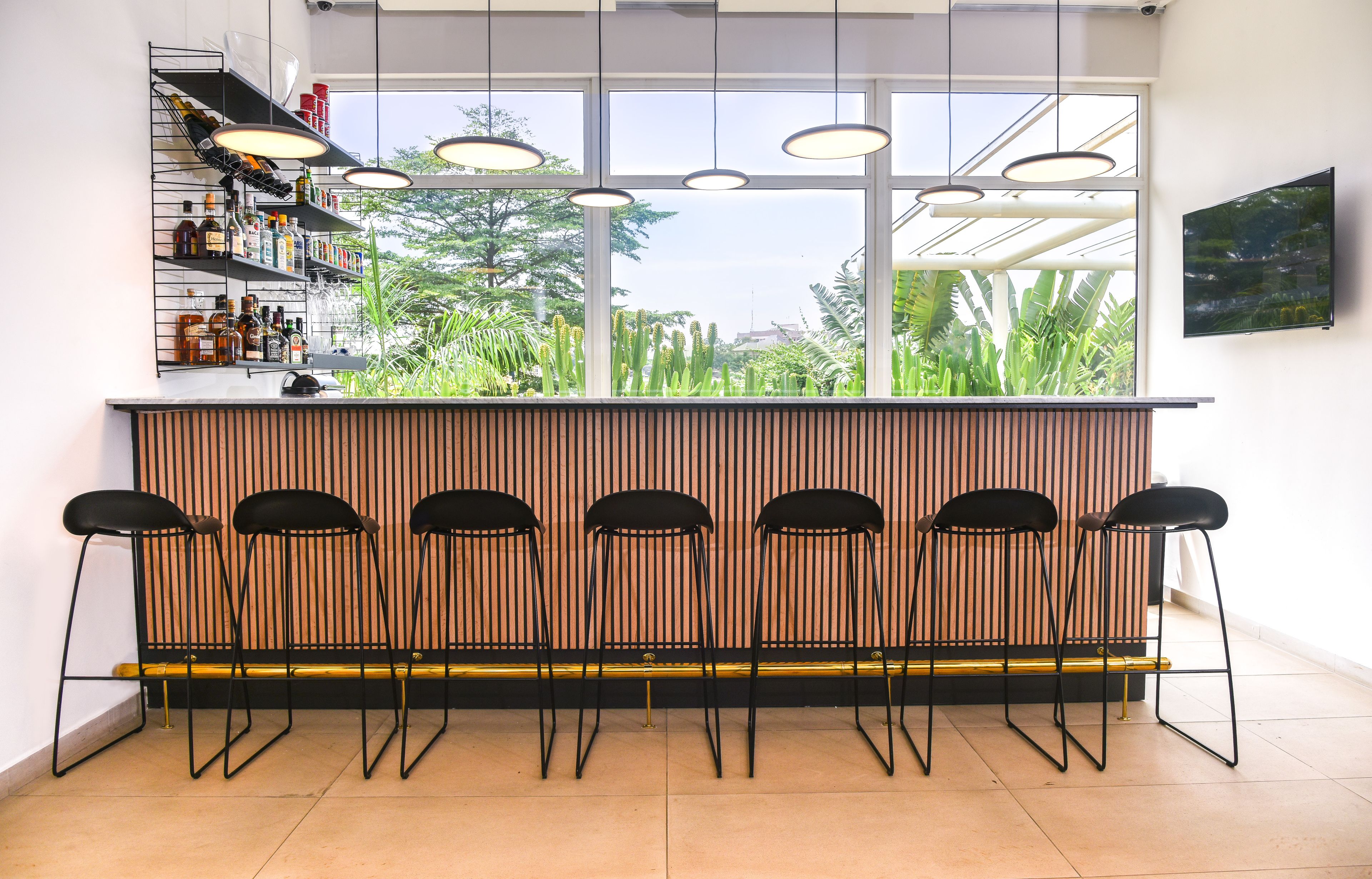 2 bars/lounges, poolside bar