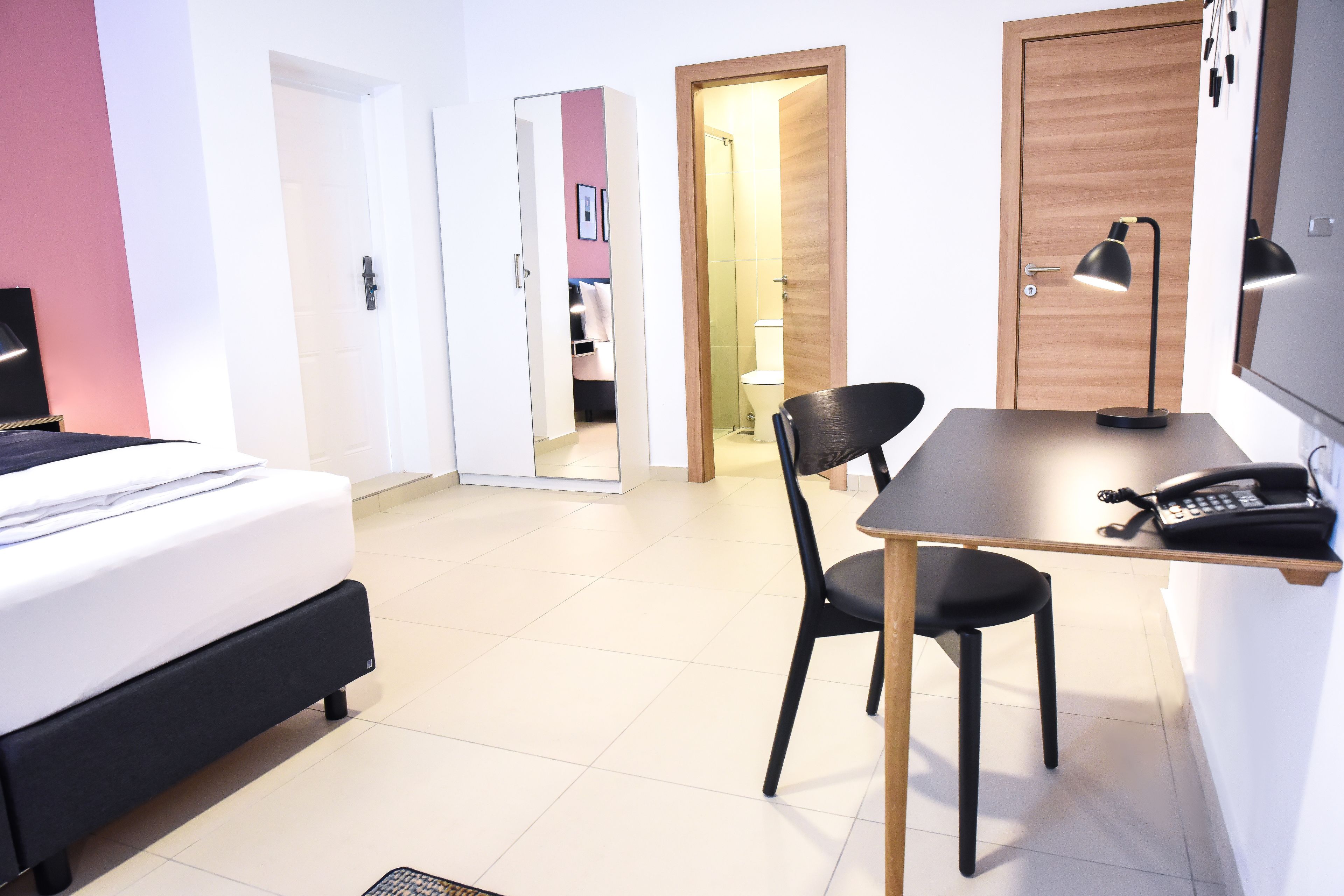 deluxe room (non-smoking) | minibar, in-room safe, desk, laptop workspace