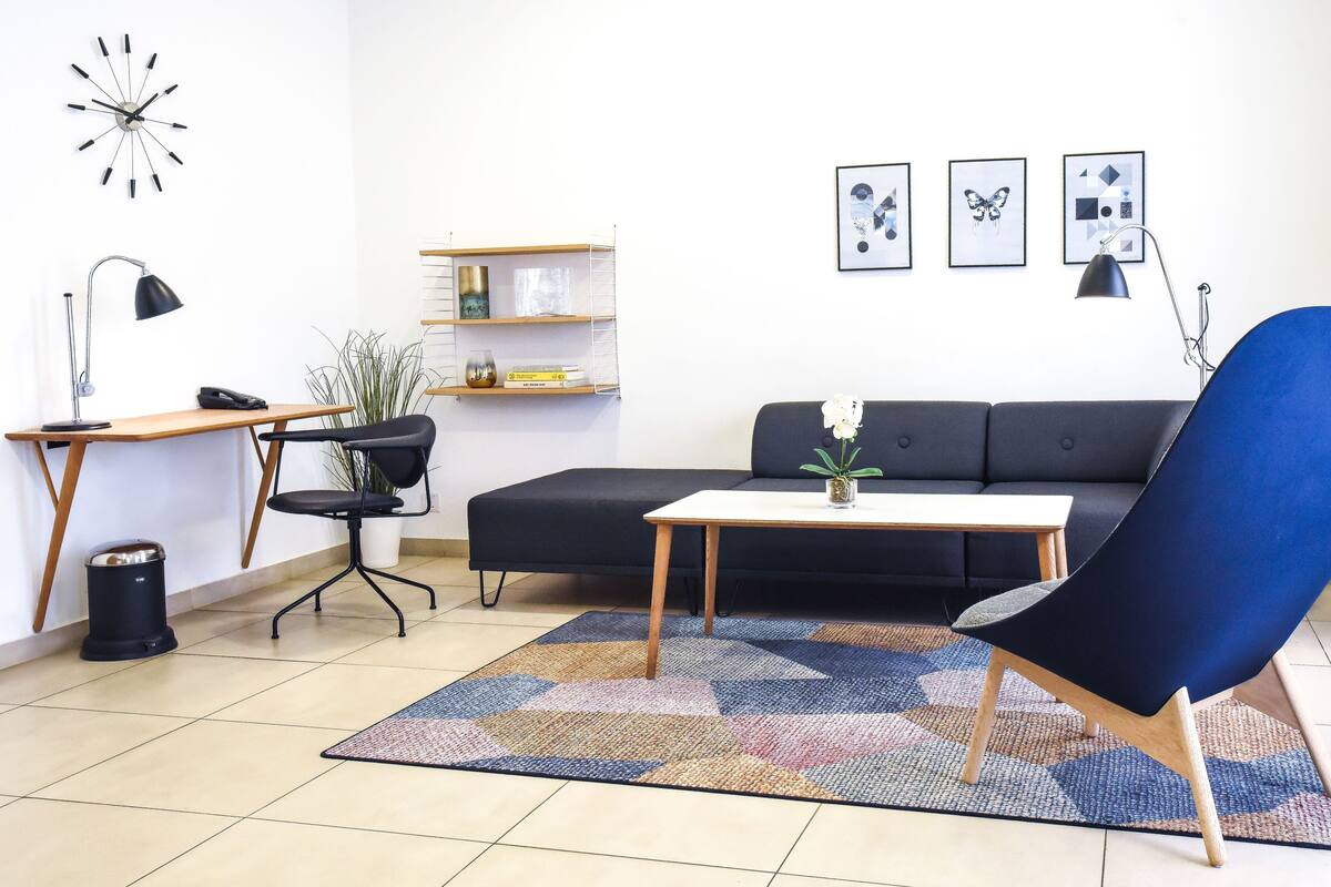 Nordic Suite (non-smoking) | Zona de estar | Una televisión LED