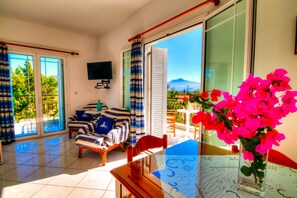 Familjelägenhet | Vardagsrum | 32-tums platt-tv med satellitkanaler och plasma-tv