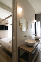 浪漫客房 | 客房内保险箱、办公桌、熨斗/熨板、免费 WiFi