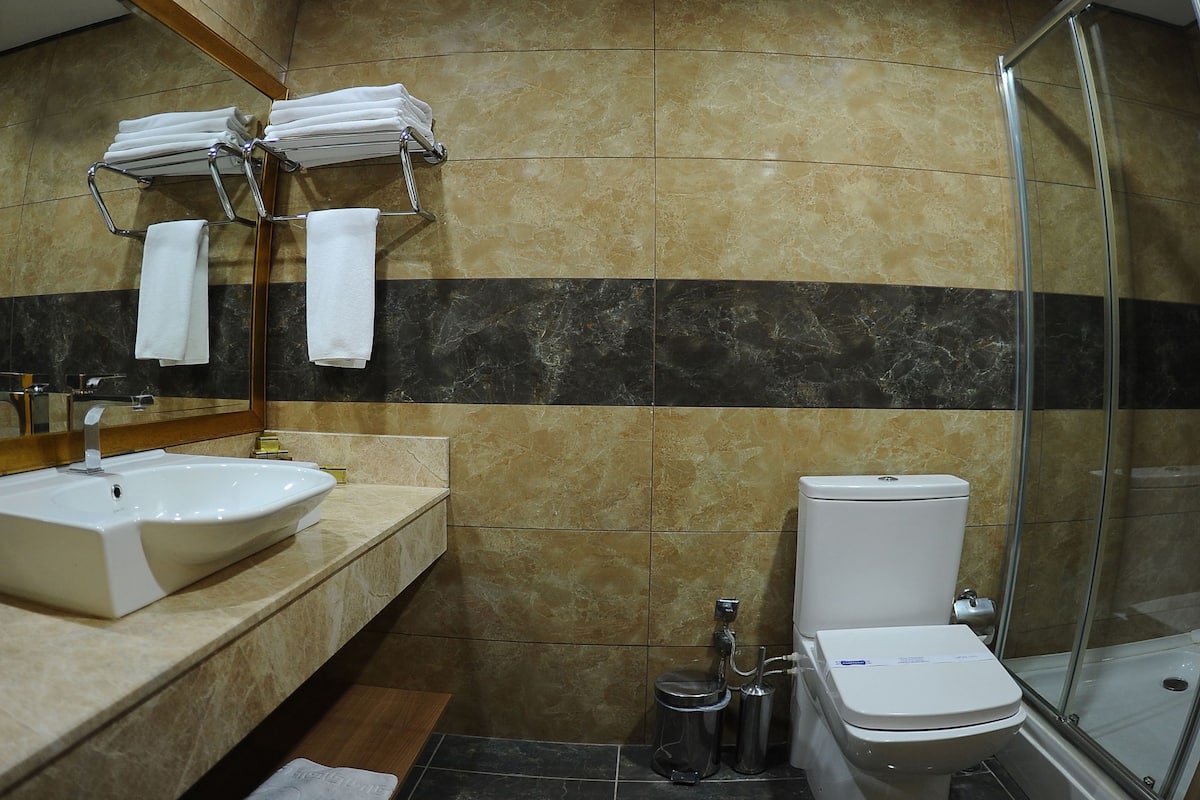 Een douche, gratis toiletartikelen, een haardroger, pantoffels
