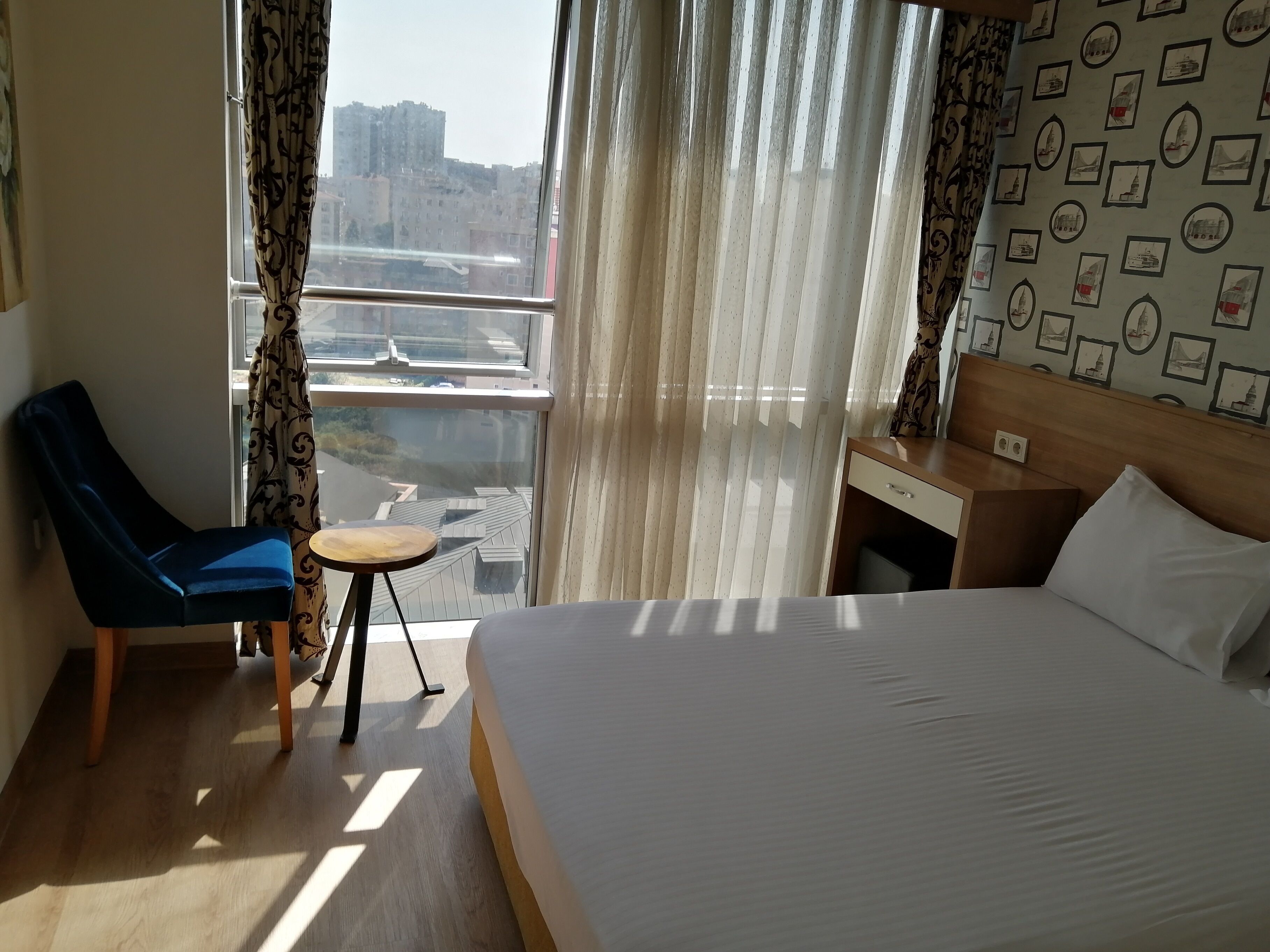 عناصر مجانية داخل الميني بار وخزنة داخل الغرفة ومكتب