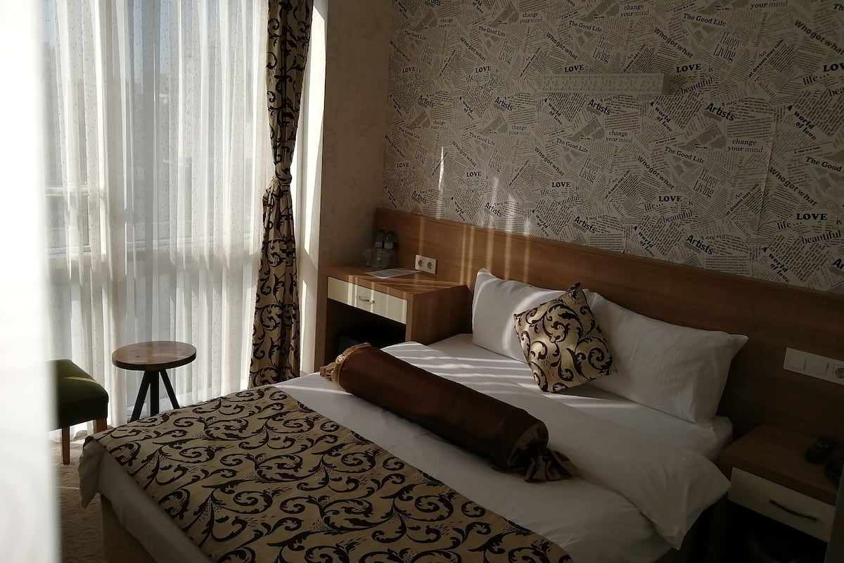 Een gratis minibar, een kluis op de kamer, een bureau