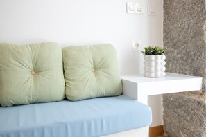 Apartamento básico | Área de estar | TV de tela plana