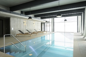 Una piscina techada, una piscina al aire libre