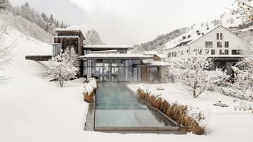 Una piscina techada, una piscina al aire libre