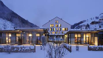 Fachada de la propiedad por la tarde o noche