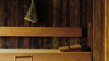 Un banco de madera con una cesta tejida y un libro.
